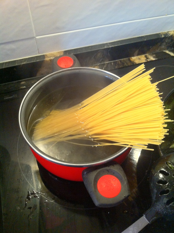 Cociendo los spaghettis.